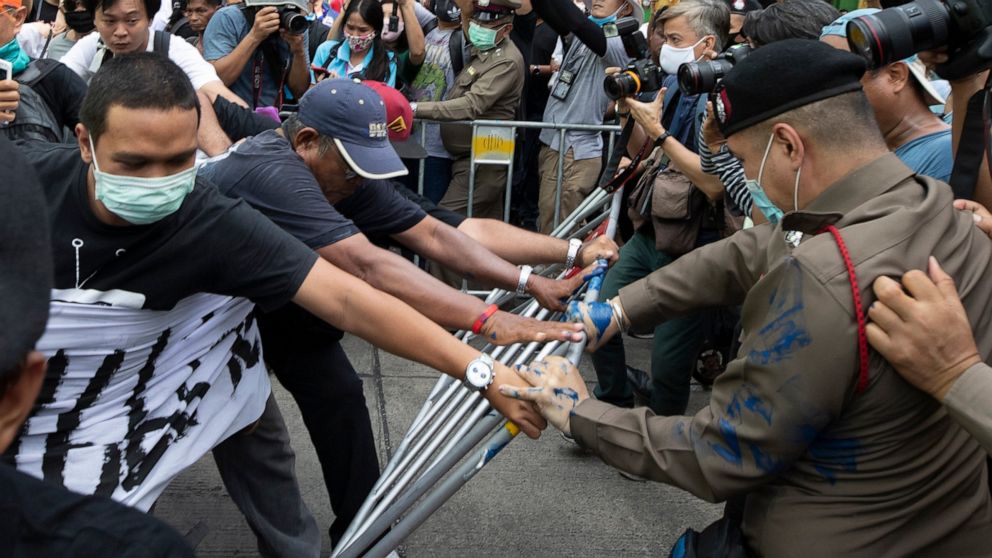 Violence at work Anti-government protesters in Thailand tussle with police